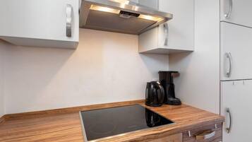 Kühlschrank, Ofen, Geschirrspüler, Kochgeschirr/Geschirr/Besteck