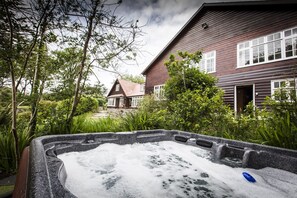 Outdoor spa tub - Westerly House on Bantry Bay, West Cork (Ballylickey)