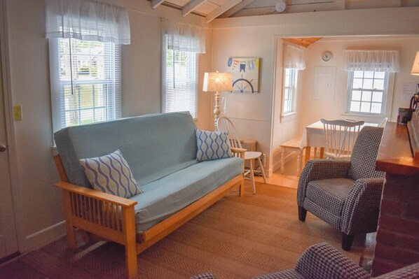 TV - Neat and clean 3 bedroom cottage-Only.2 mile to Sea Street Beach (Dennis Port)