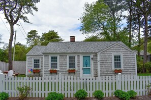 Exterior - Neat and clean 3 bedroom cottage-Only.2 mile to Sea Street Beach (Dennis Port)