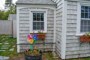 Property grounds - Neat and clean 3 bedroom cottage-Only.2 mile to Sea Street Beach (Dennis Port)