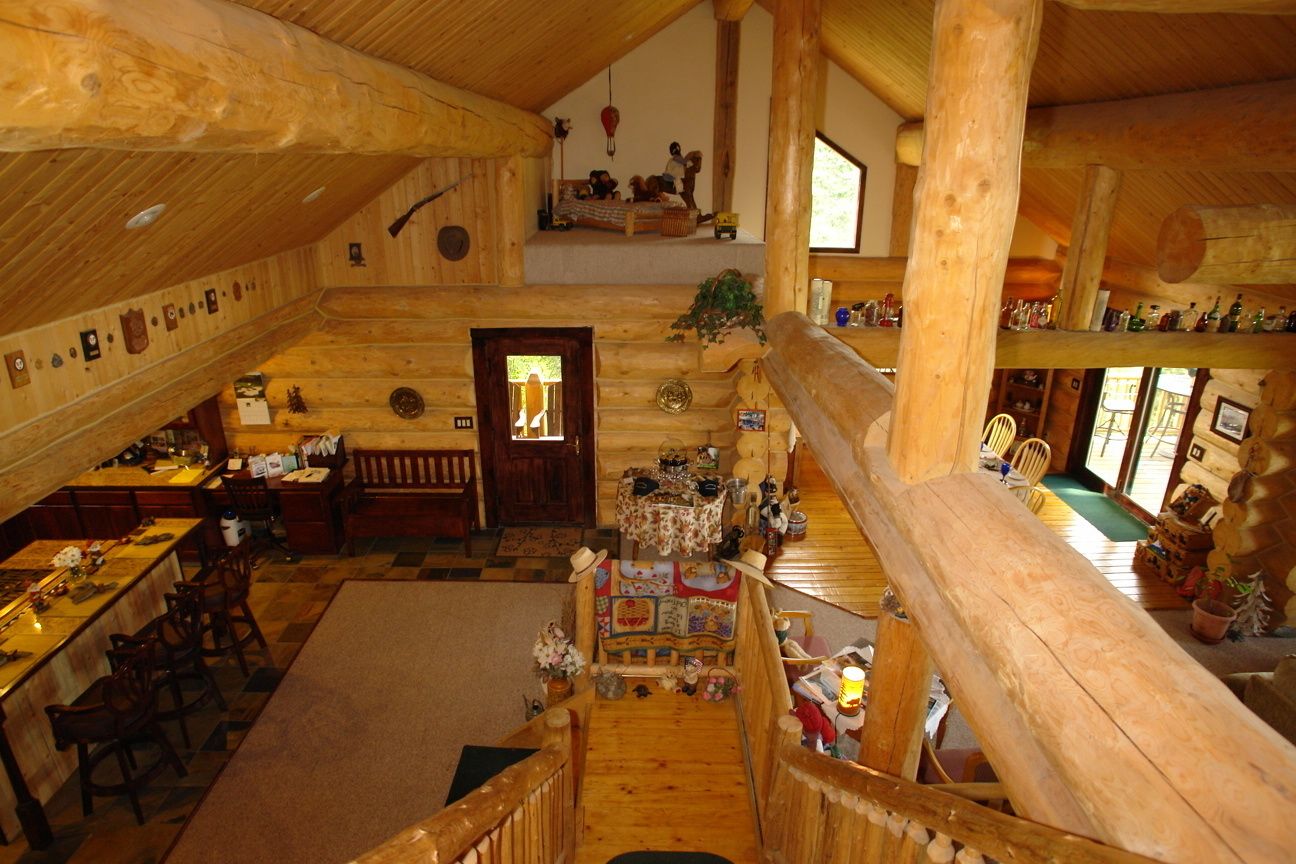 Ein geräumiges Blockhaus mit Essbereich, Küche und Wohnzimmer.