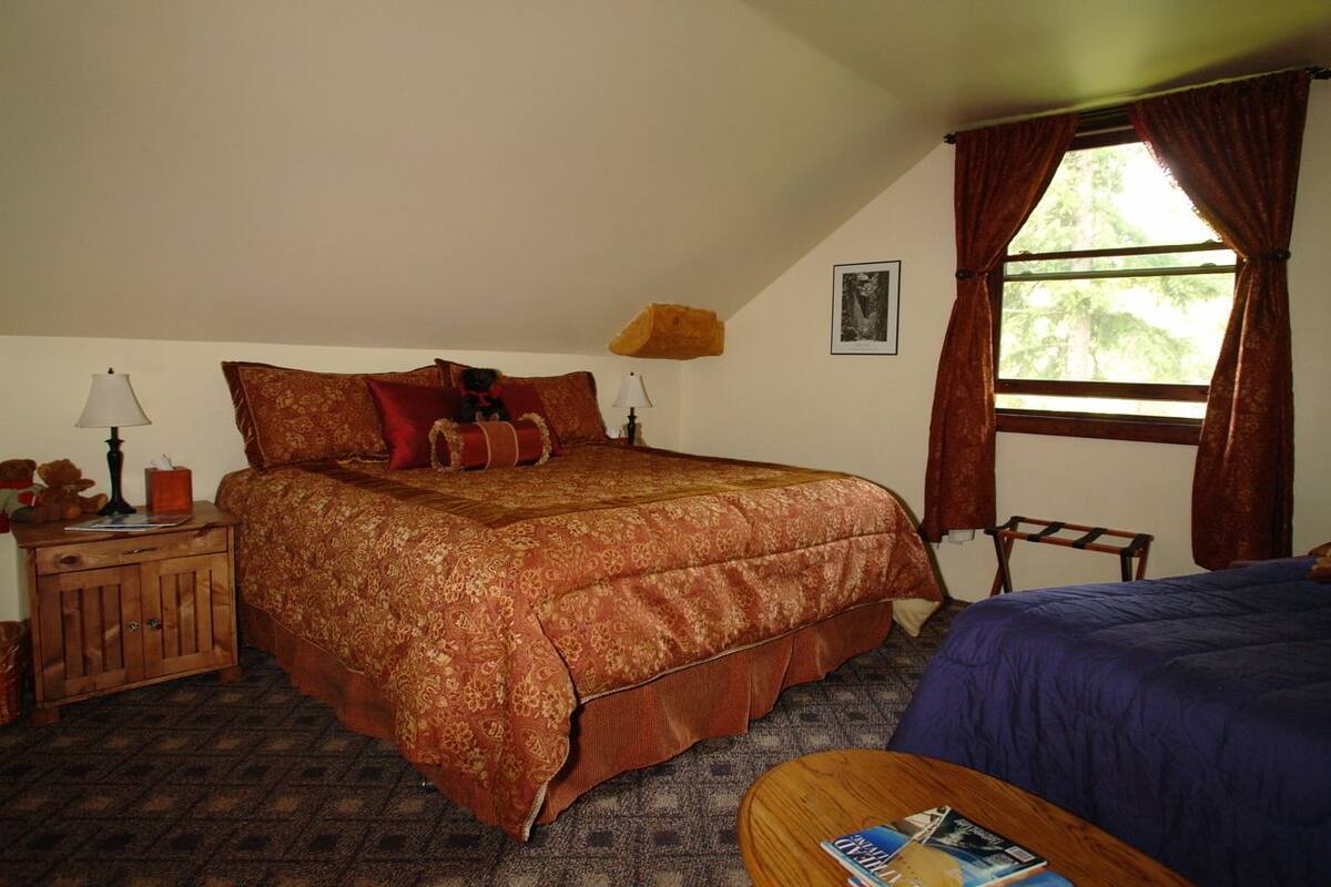 Deluxe Room, 1 King Bed with Sofa bed, Mountain View | Blackout drapes, iron/ironing board (on request), WiFi (free)