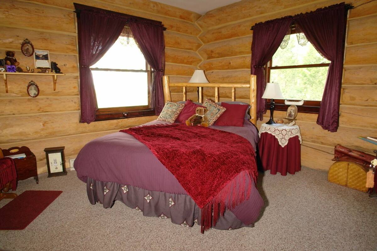 Deluxe Room, 1 Queen Bed, Mountain View | Blackout drapes, iron/ironing board (on request), WiFi (free)