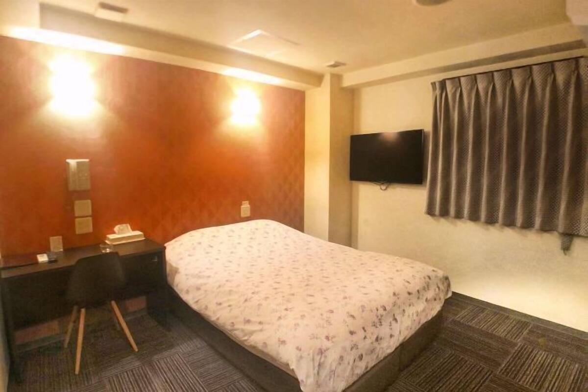 Down duvets, desk, blackout curtains, free WiFi