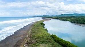 Beach nearby - Cirenas Lodge and Regeneration Hub (Cóbano)