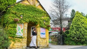 A stone building with ivy-covered walls and a door. - Yufuin Floral Village Hotel (Yufu)