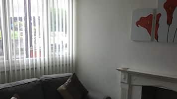 Apartment | Living area | Flat-screen TV