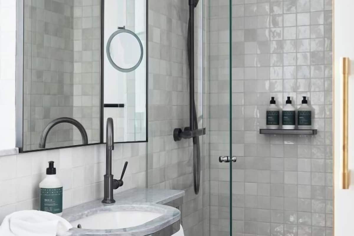 Shower, rainfall showerhead, free toiletries, hair dryer