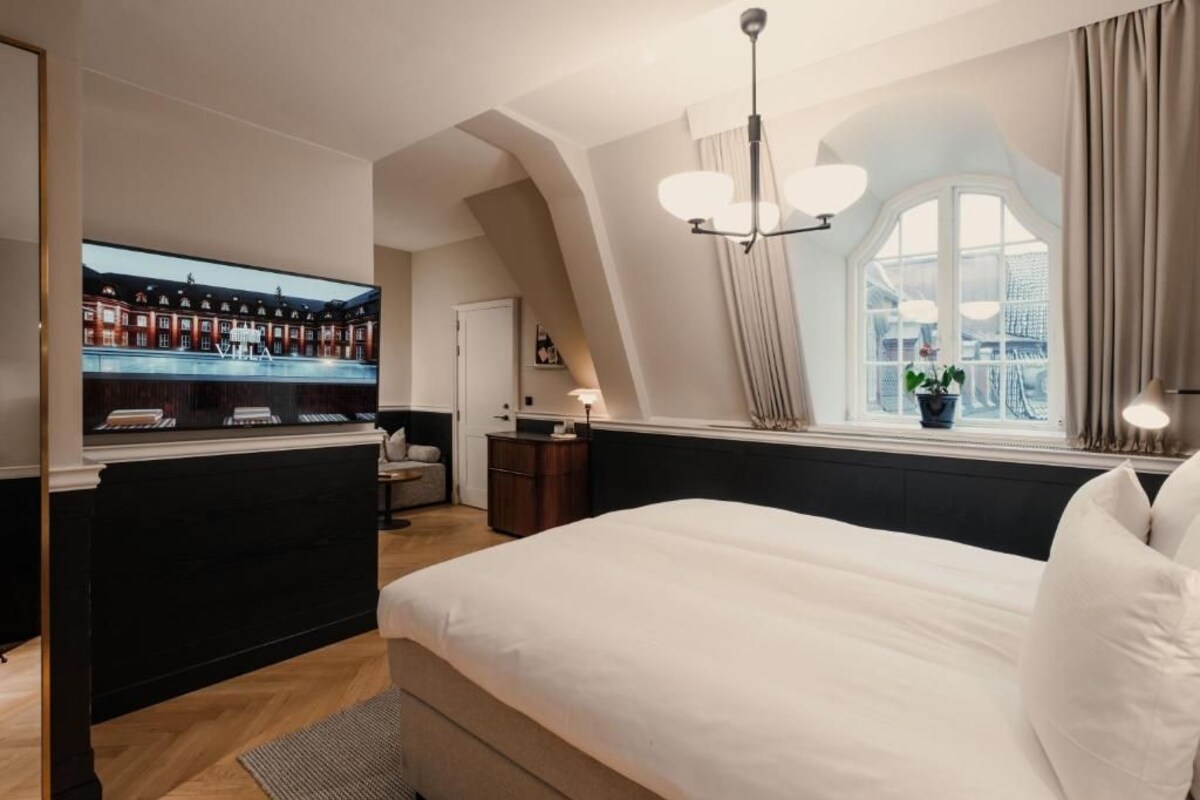 Minibar, in-room safe, soundproofing, WiFi (free)
