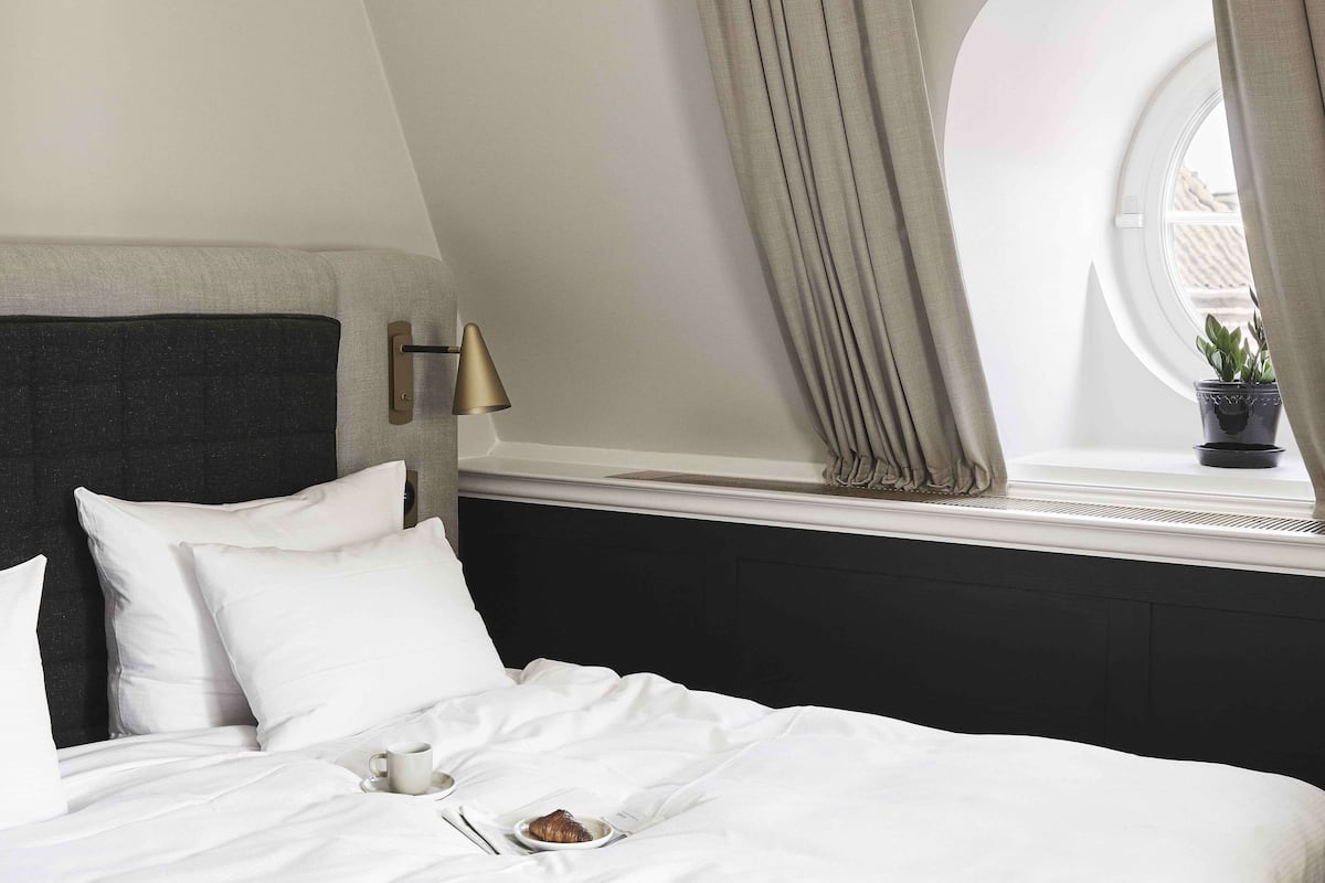 Standard Queen Room | 1 bedroom, minibar, in-room safe, soundproofing