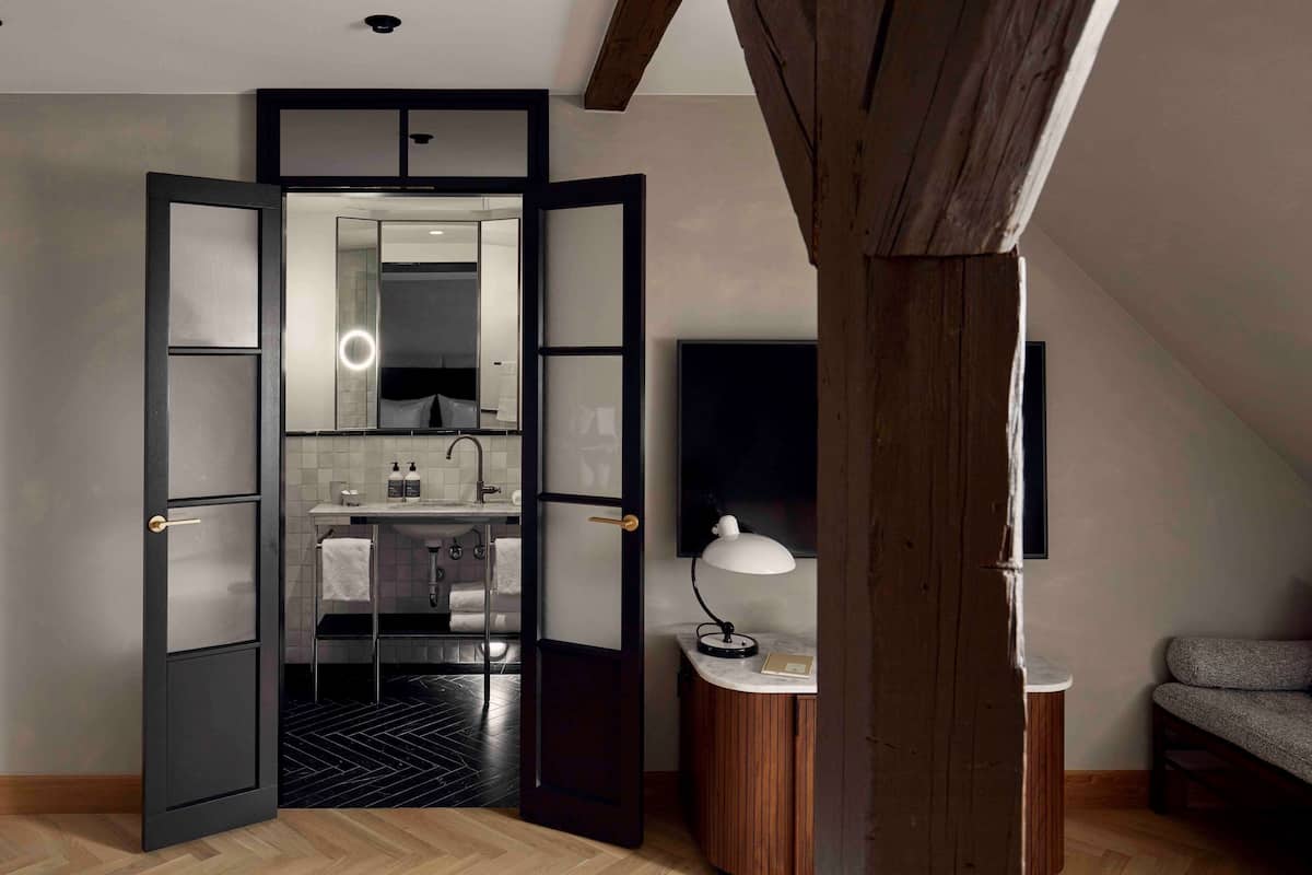 superior plus king | 1 bedroom, minibar, in-room safe, soundproofing