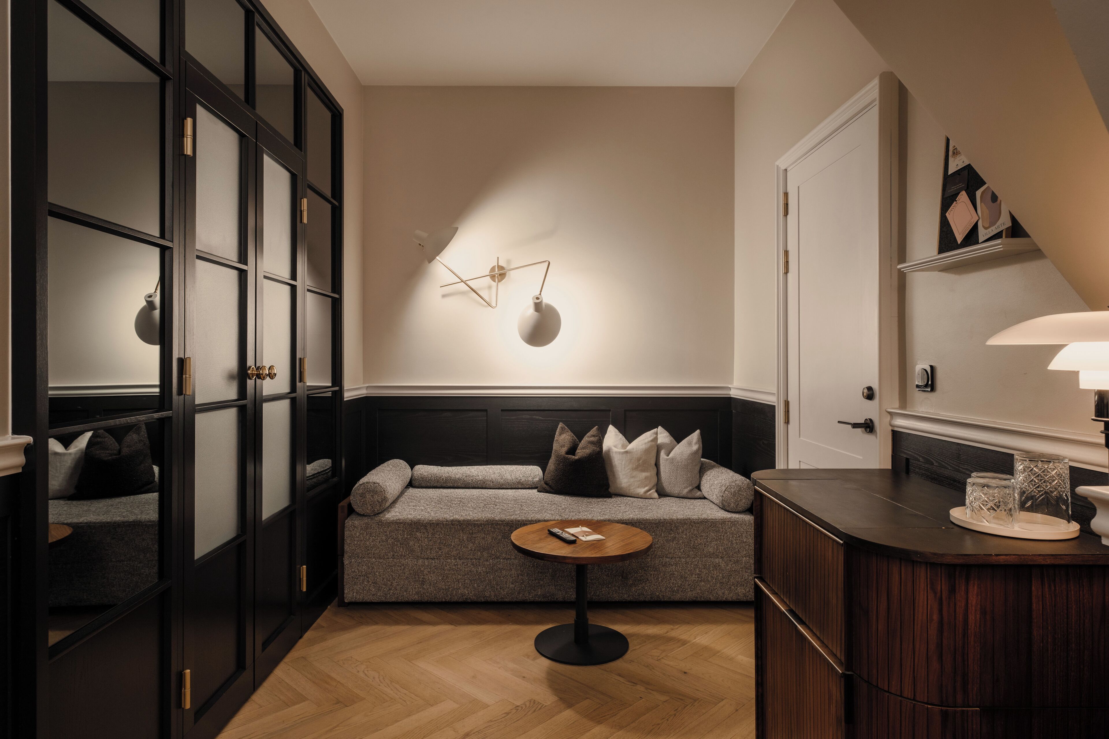 superior plus king | living area | smart tv