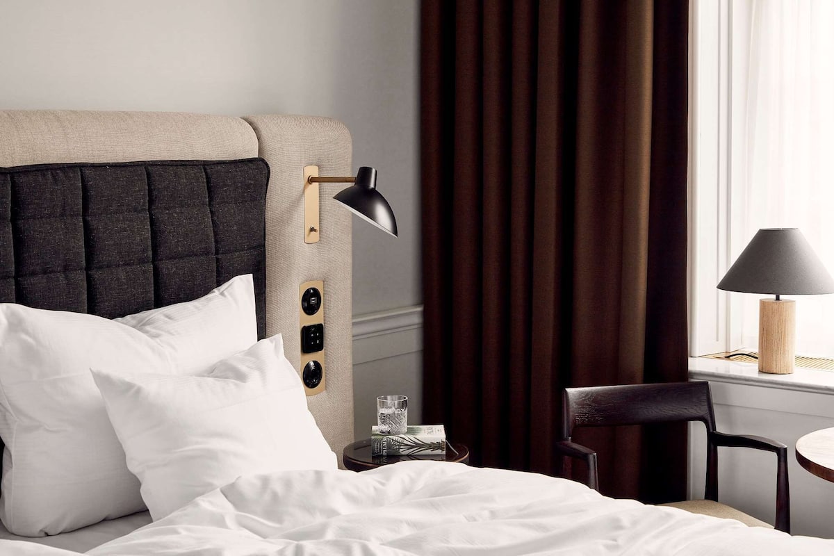 Minibar, brankas, kedap suara, dan Wi-Fi gratis