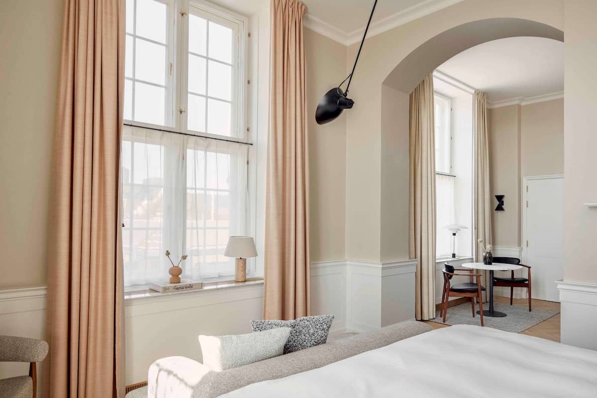 Junior Suite | 1 bedroom, minibar, in-room safe, soundproofing