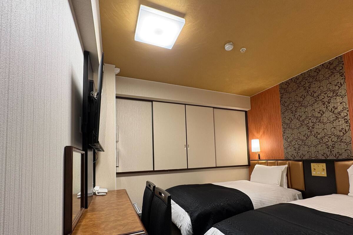 Basic Twin Room, 1 Bedroom, Non Smoking | Desk, free WiFi