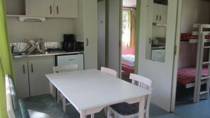 Chalet (25m) | Cuisine privée | Réfrigérateur, surface de cuisson, vaisselle et ustensiles