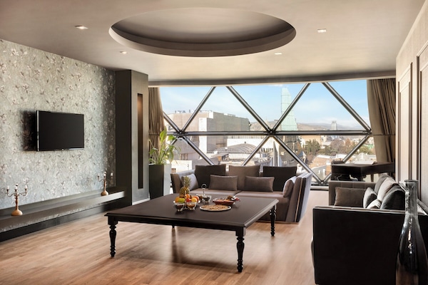 Ambassador Suite | Hypo-allergenic bedding, memory foam beds, minibar, in-room safe