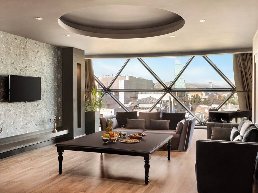 Ambassador Suite | Hypo-allergenic bedding, memory-foam beds, minibar, in-room safe