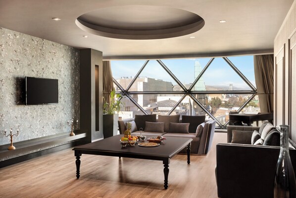 Sviitti, 1 suuri parisänky (Ambassador) | Allergiatestatut vuodevaatteet, memory foam -patjalliset sängyt