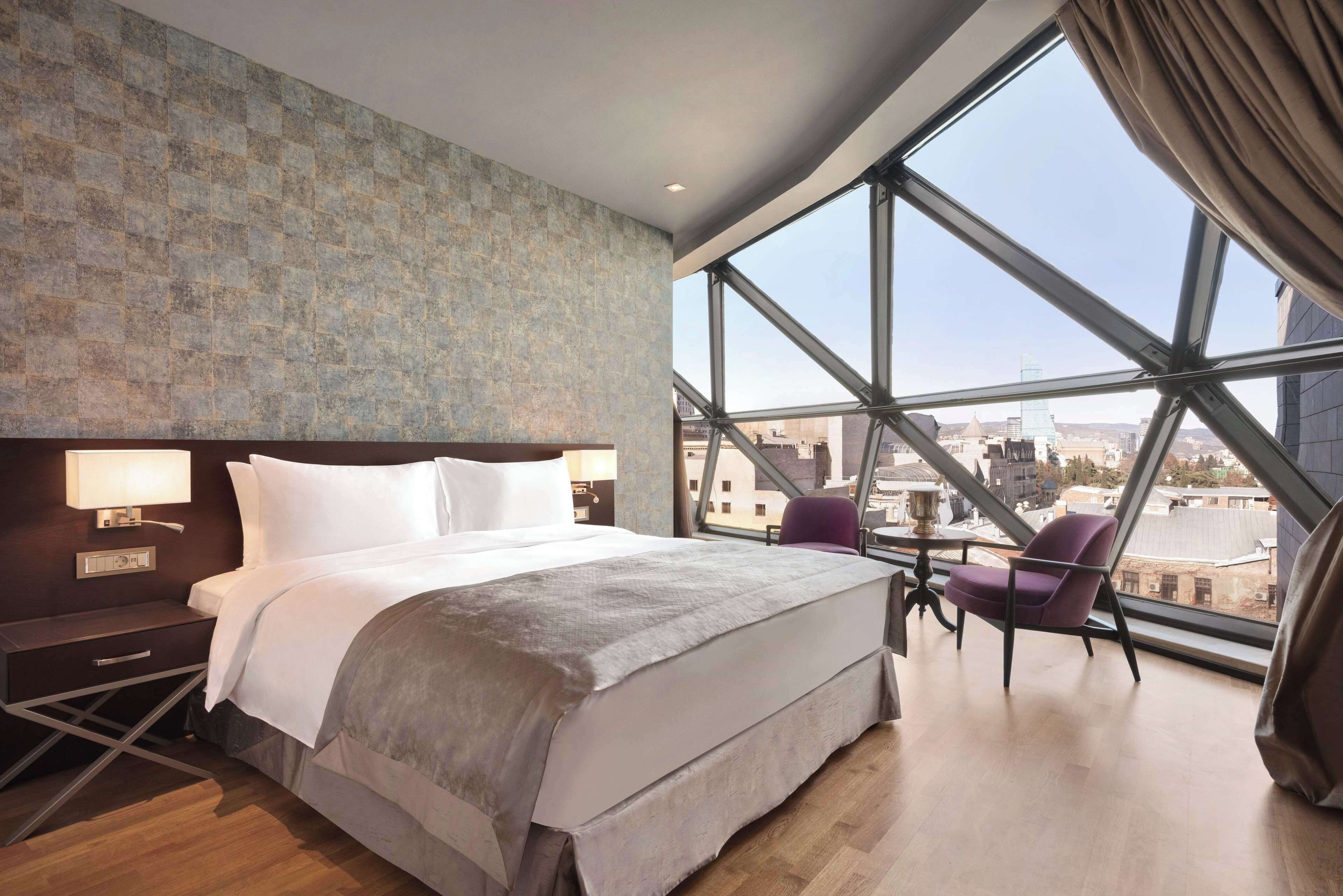 Allergitestade sängkläder, memory foam-madrasser och minibar