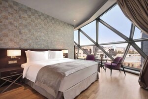 Ropa de cama hipoalergénica, colchones con efecto memoria y minibar