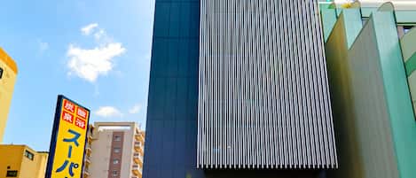 Vista frontal de la propiedad