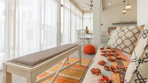 Comfort Apartment, 4 Bedrooms (Villa 6) | Living area | Smart TV - Babylon Beach (San Pedro)
