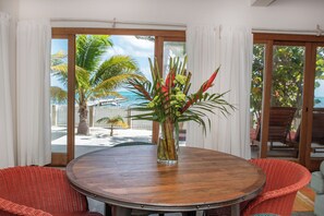 Comfort Apartment, 2 Bedrooms (Villa 5) | In-room dining - Babylon Beach (San Pedro)