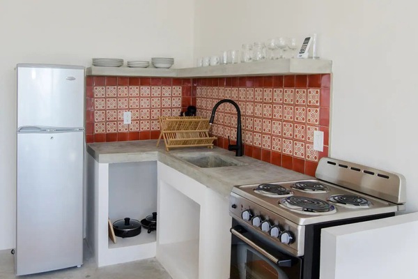 Cafetera/tetera, refrigerador con freezer, microondas, horno