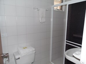 Shower, towels, toilet paper - Studio in Laureles (Medellín)