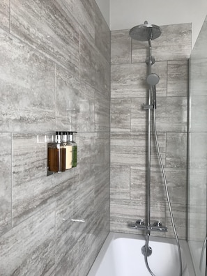 Combined shower/tub, hair dryer, towels, soap - *North Stables, Elie.* Converted stables. (Elie)