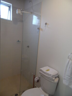 Doccia, asciugamani, carta igienica