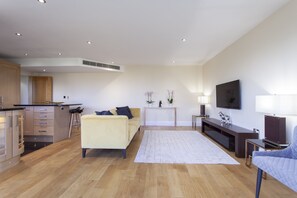 Smart TV - Thames Point, Imperial Wharf (London)