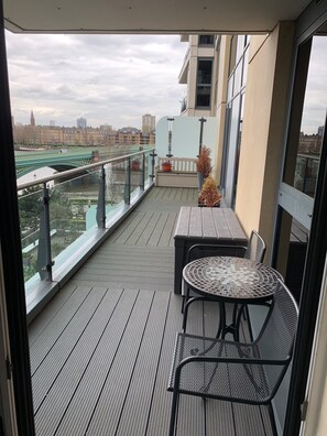 Outdoor dining - Thames Point, Imperial Wharf (London)