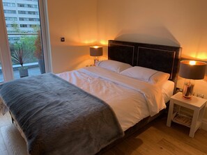 2 bedrooms, iron/ironing board, travel cot, free WiFi - Thames Point, Imperial Wharf (London)