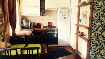 Microwave, cookware/dishes/utensils