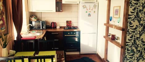 Microwave, cookware/dishes/utensils