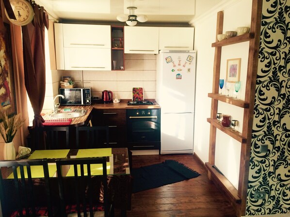 Microwave, cookware/dishes/utensils