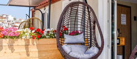 أغطية فراش متميزة وأسرّة بطبقة علوية مريحة وخزنة داخل الغرفة ومكتب