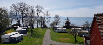 Exclusive 3-room non-smoking apartment (100 square meters) with beach access