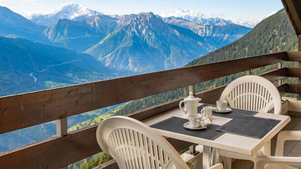 Una mesa con vista a montañas nevadas.