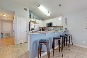 Een koelkast, een magnetron, een oven, een kookplaat