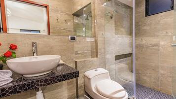 Dusche, Haartrockner, Handtücher, Seife