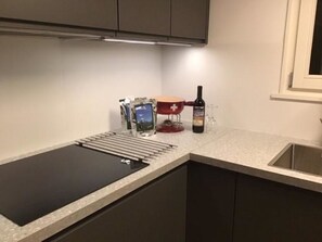 Kühlschrank, Geschirrspüler, Kochgeschirr/Geschirr/Besteck