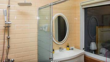 Deluxe Room, 1 Double Bed, Garden View | Bathroom amenities | Shower, slippers, towels