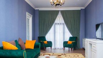 Deluxe Room, 1 Double Bed, Garden View | Living area | LCD TV