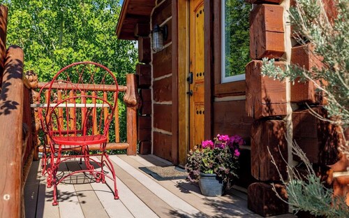 Highland Bunkhouse- Direct River Access, Mountain Views, Couples Retreat