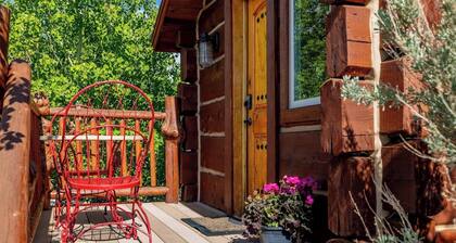 Highland Bunkhouse- Direct River Access, Mountain Views, Couples Retreat
