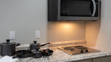 Full-size fridge, microwave, oven, stovetop